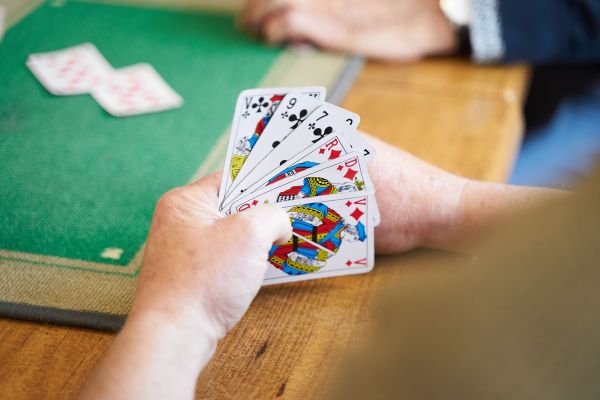 À quel jeu de cartes jouer en famille ?