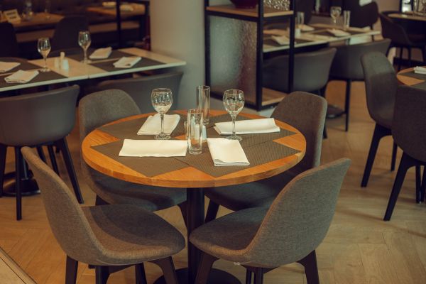 Chaise restaurant modèle vintage : le style qui séduit vos clients