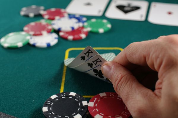 les jeux de cartes les plus populaires pour un moment convivial entre amis
