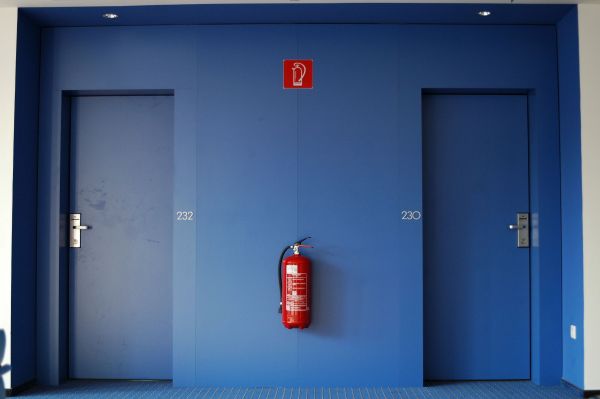 Les normes et les réglementations spécifiques relatives aux portes coupe-feu