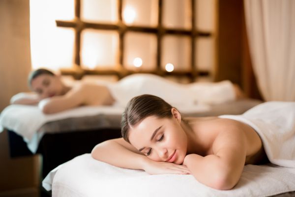 Quelles sont les activités de détente disponibles dans les campings de Fréjus, comme les spas ou les massages ?